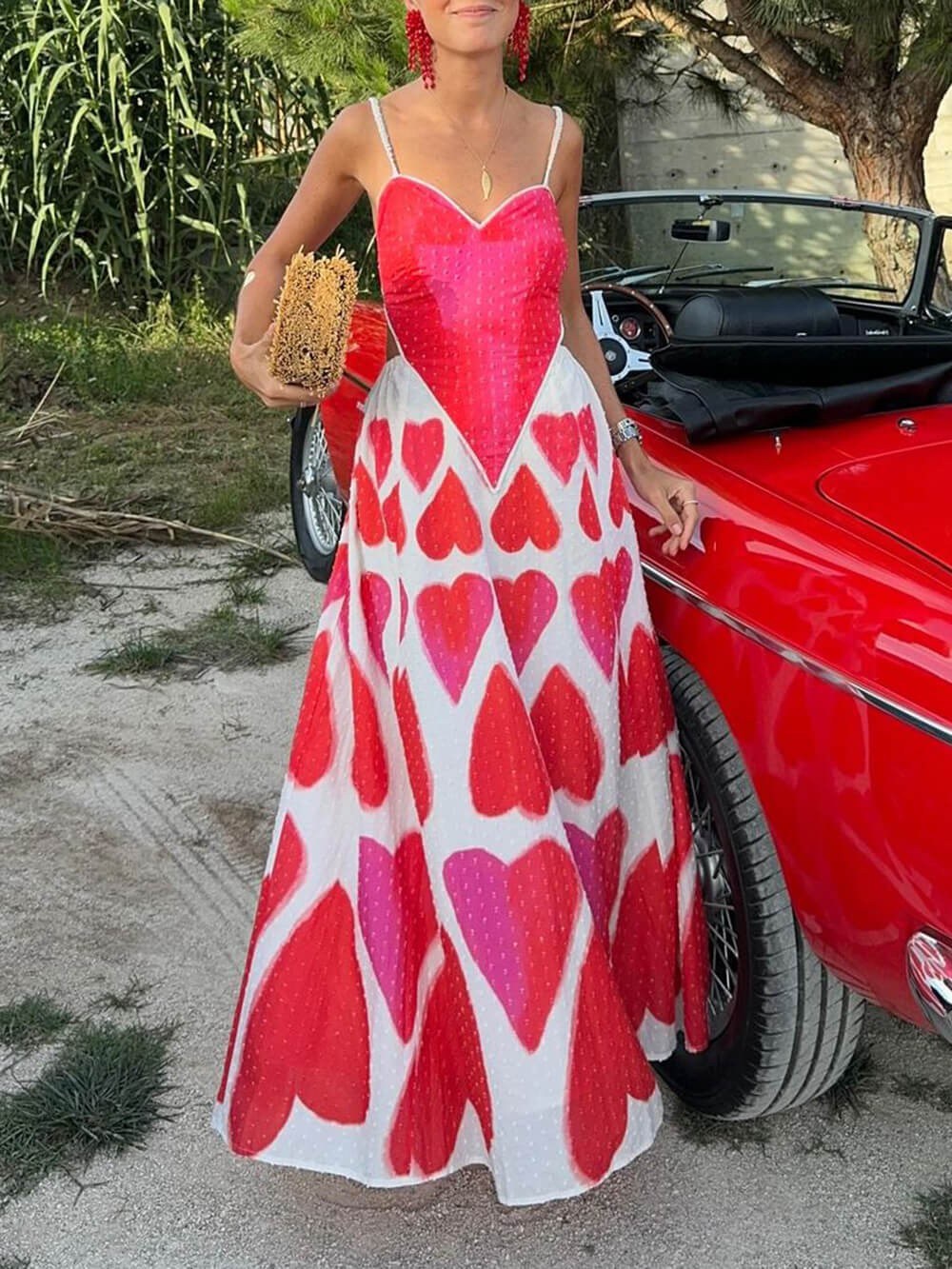 Elegante maxivestido estampado de corazones pintados