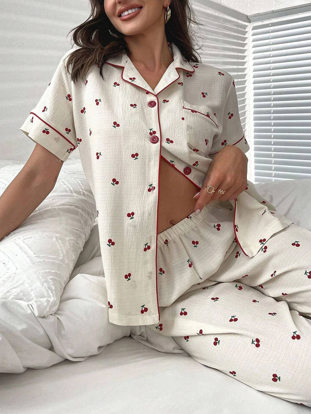 Conjunto de Blusa e Calças com Estampado Cereja com Rebordo em Contraste