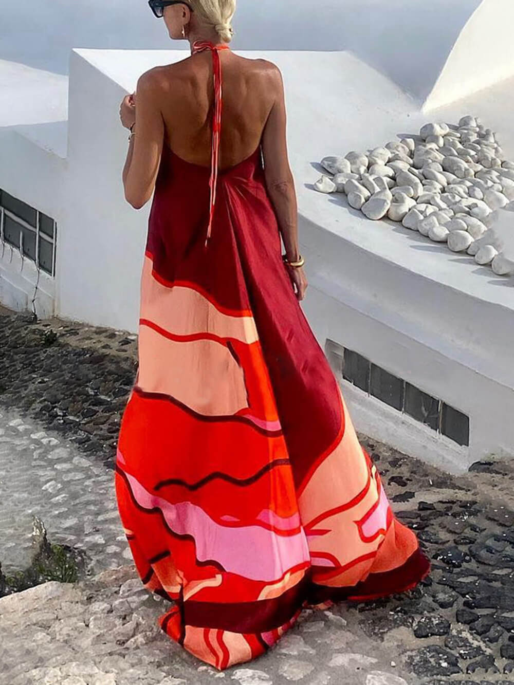 Vestido maxi com decote haltere e estampado, sem costas e em linha A, estilo férias de verão