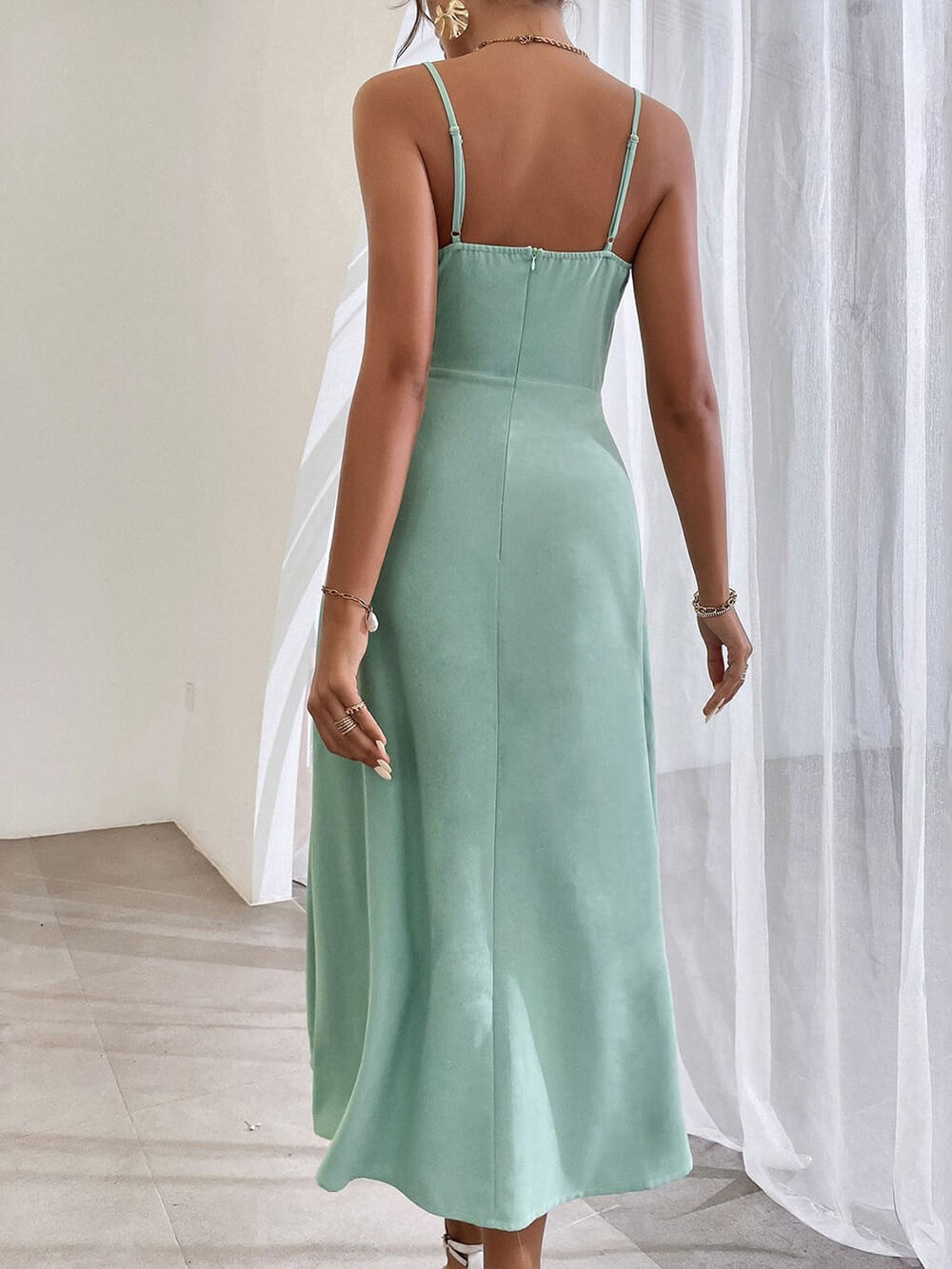 Elegantes Kleid mit Spaghettiträgern und plissiertem Beinschlitz