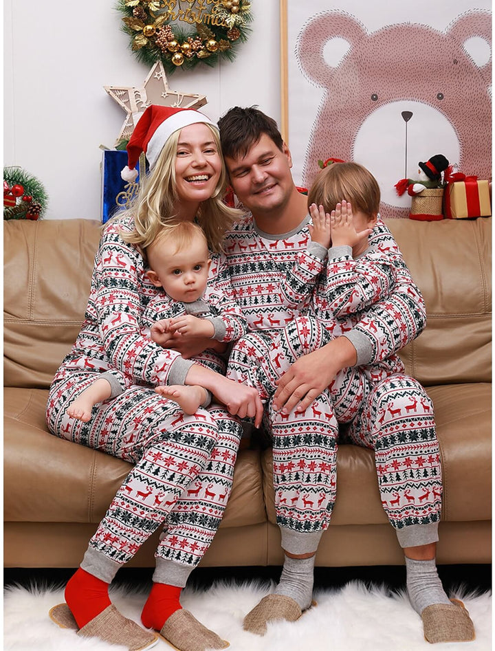 Pyjama de Noël avec flocons de neige et arbres en famille