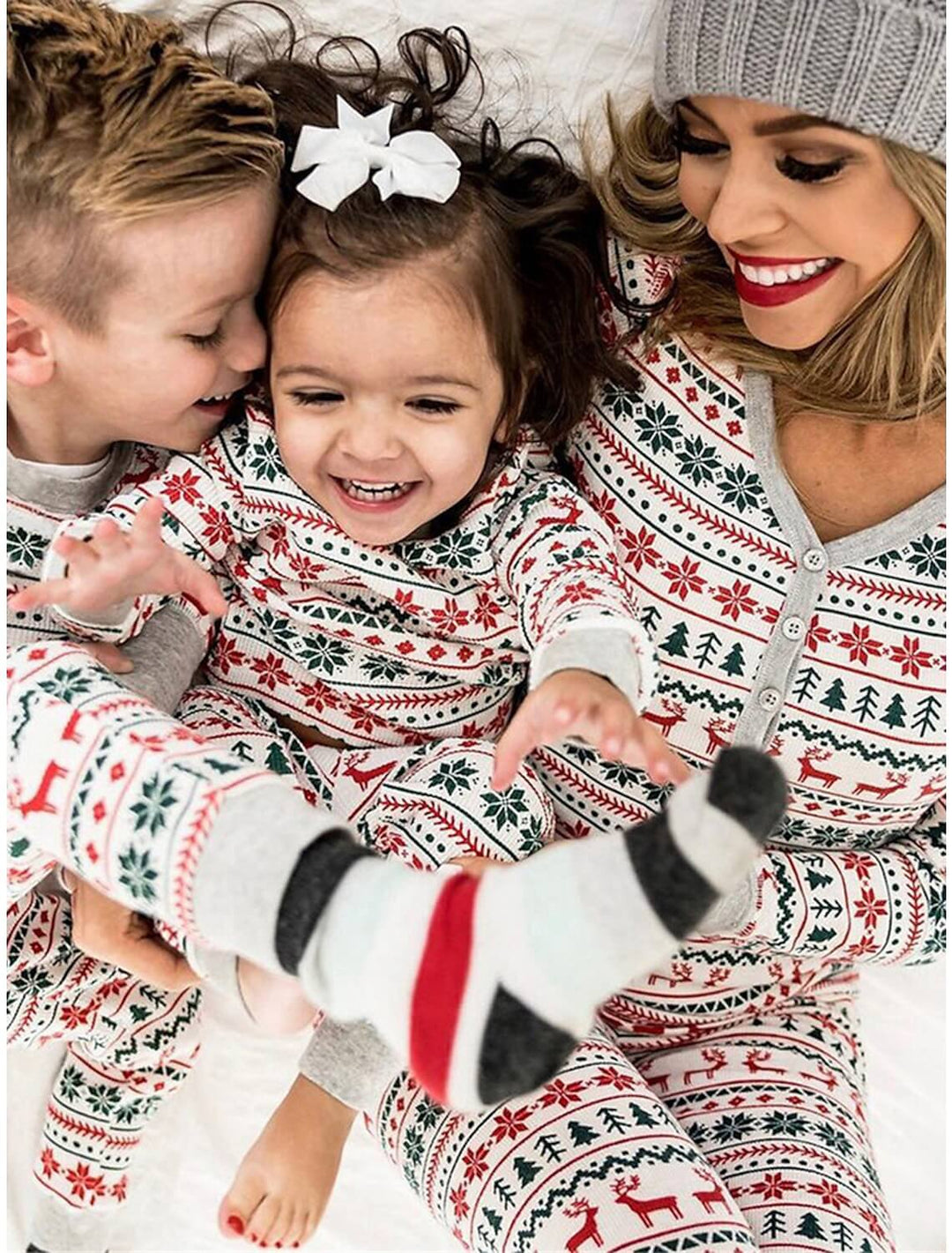 Pyjama de Noël avec flocons de neige et arbres en famille