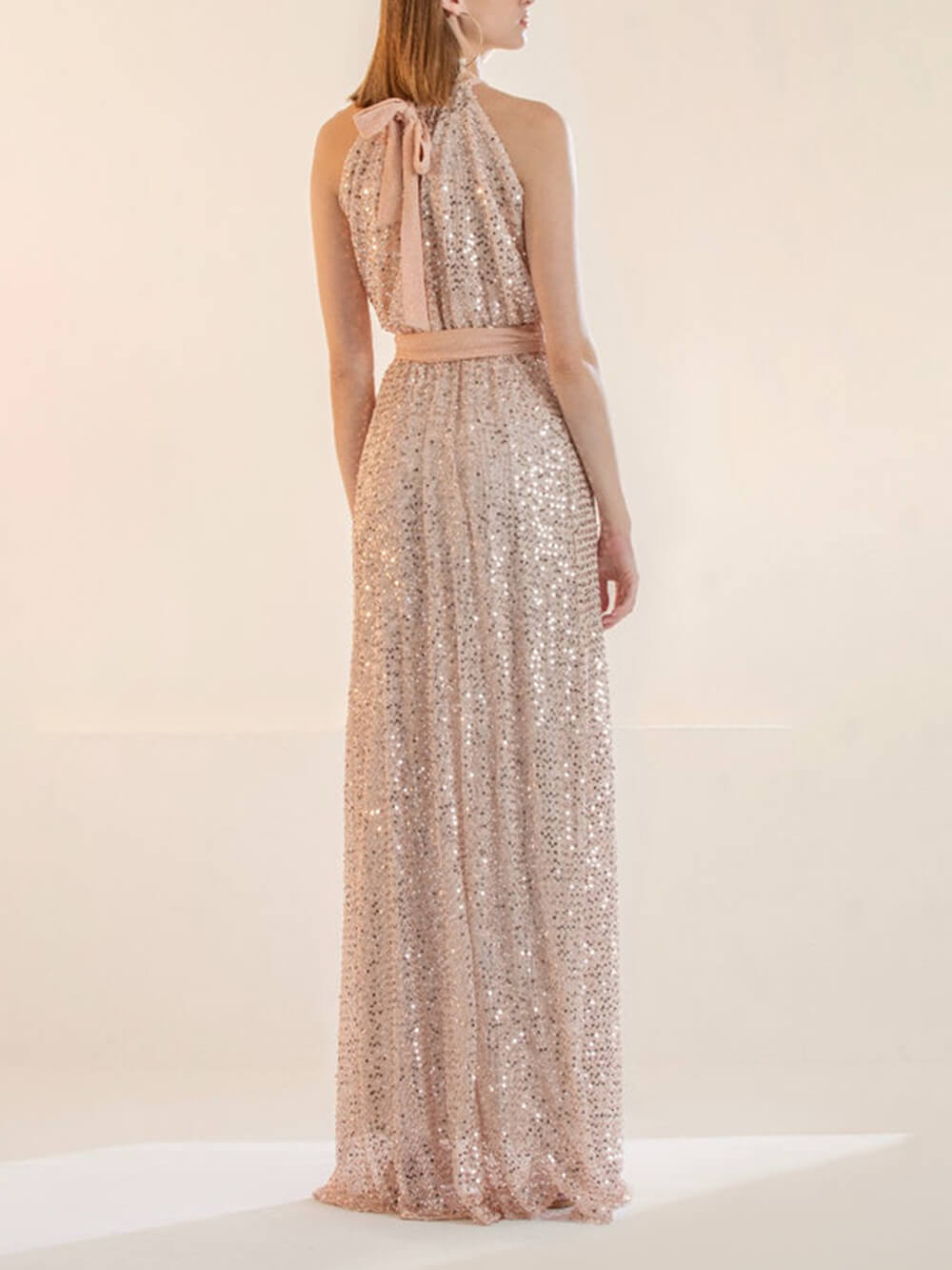 Robe longue ample ceinturée à sequins et col licou pour soirée