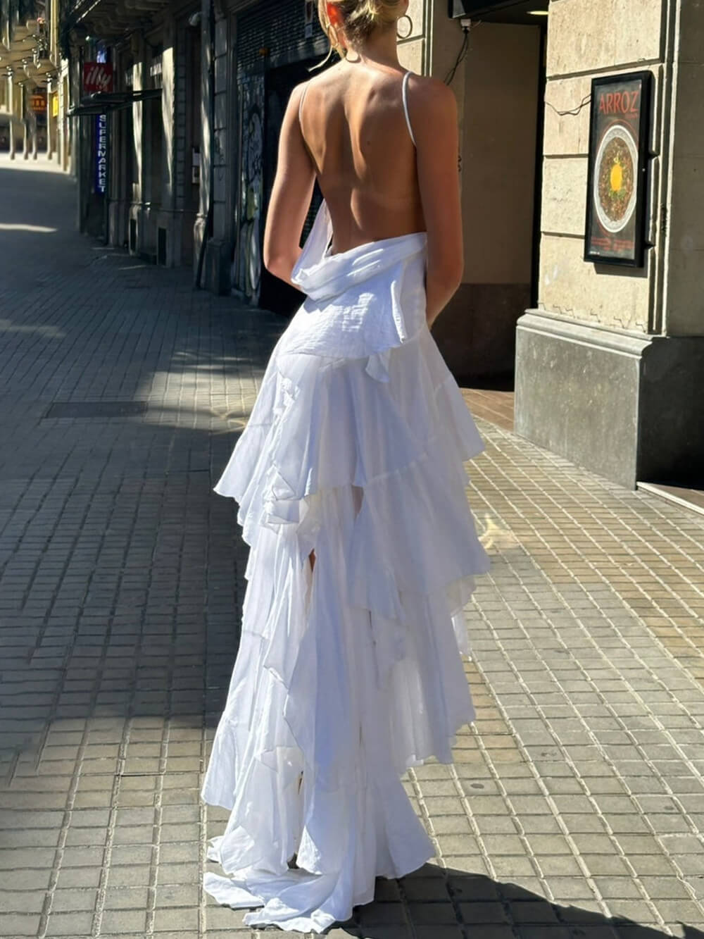 Vestido maxi com folho e fenda inclinada elegante