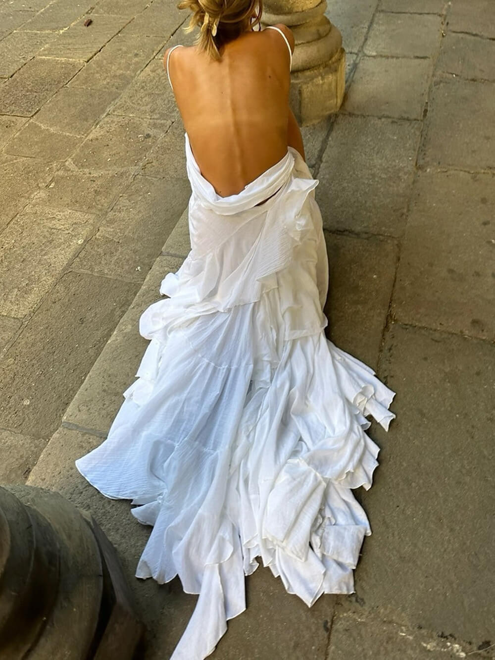 Vestido maxi com folho e fenda inclinada elegante