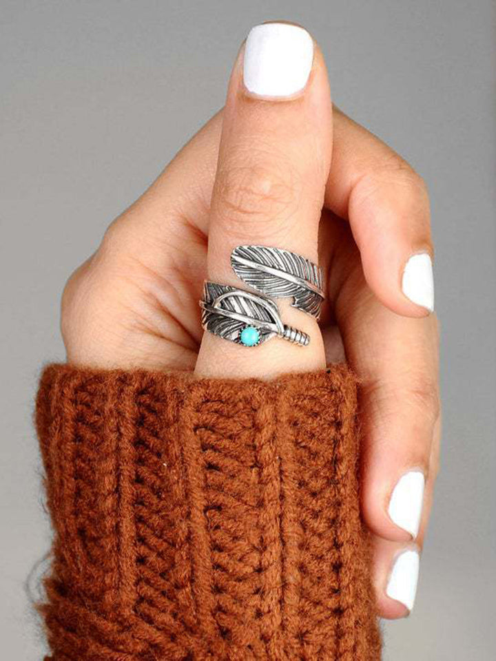 Anillo de plata boho con banda de turquesa y plumas