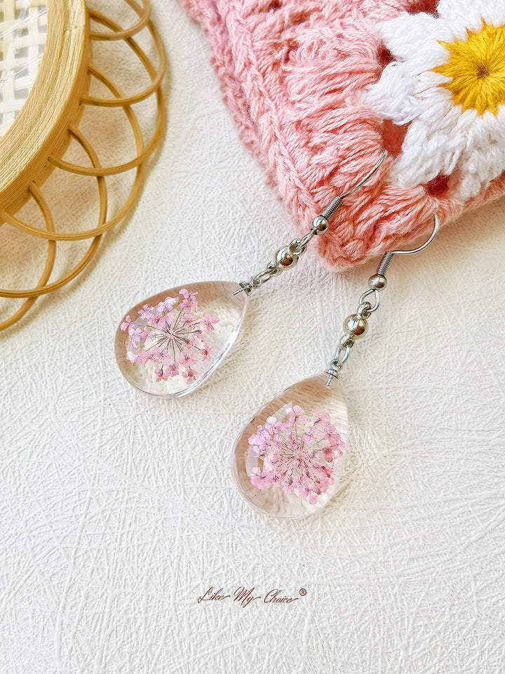 Boucles d'oreilles en résine avec bourgeons de la Reine Anne et fleurs séchées