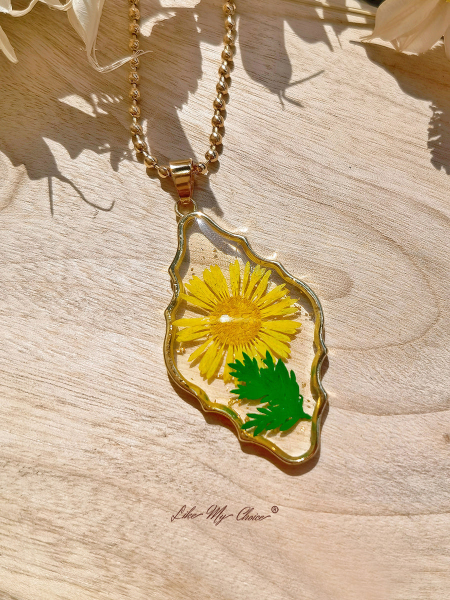 Collana di fiori secchi di aster giallo