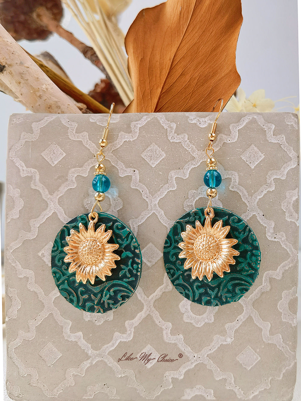 Pendientes bohemios de doble capa con girasol en relieve