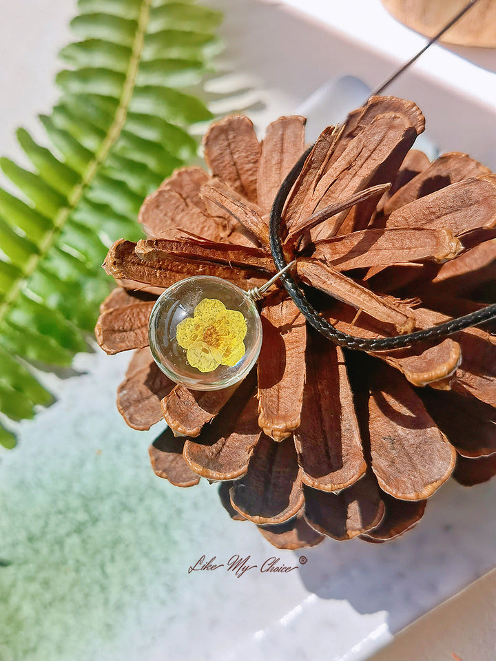 Colar com pingente redondo de lua cheia em flor de pêssego