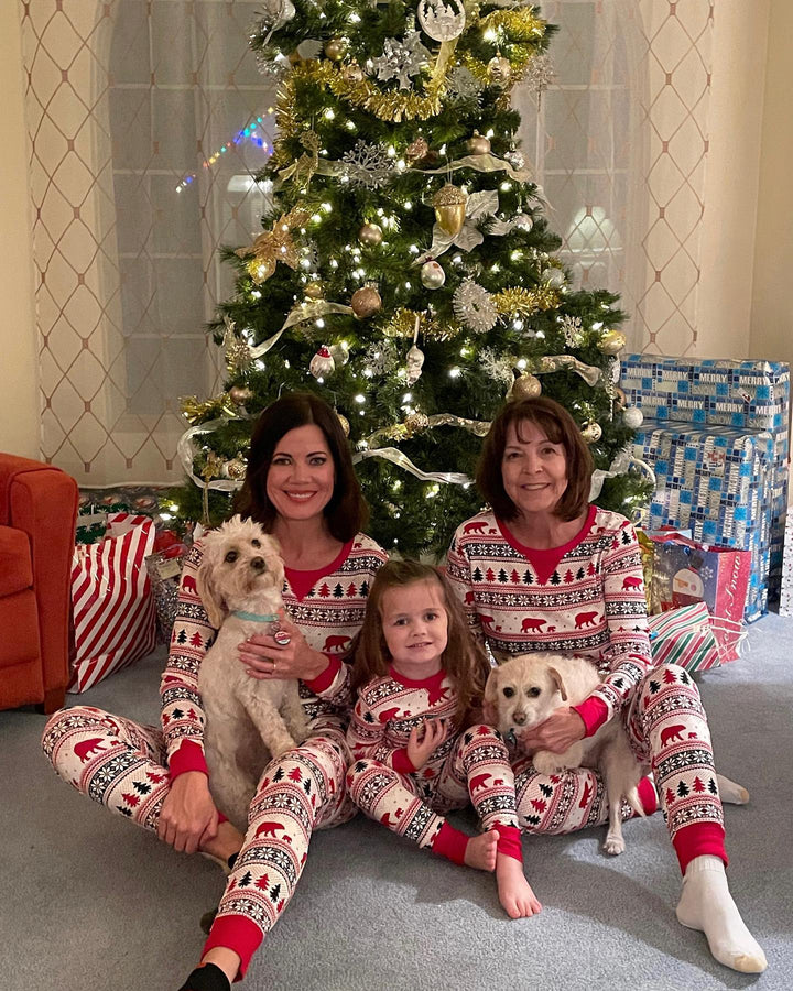 Bonito pijama familiar a juego con estampado de árbol de Navidad y oso