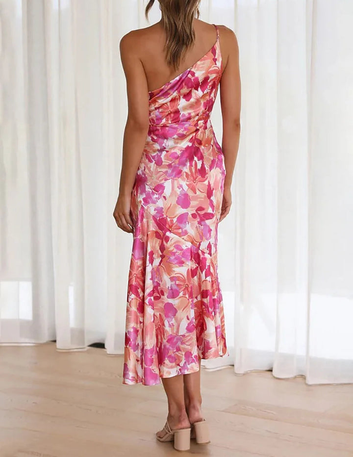 Robe asymétrique en satin froncé à fleurs roses