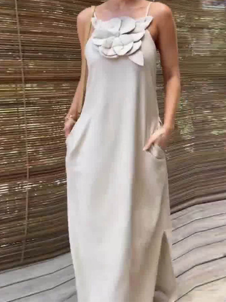 Vestido maxi com fenda e bolso com adornos florais