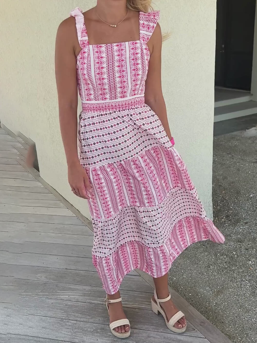 Vestido midi com folho elegante e estampado