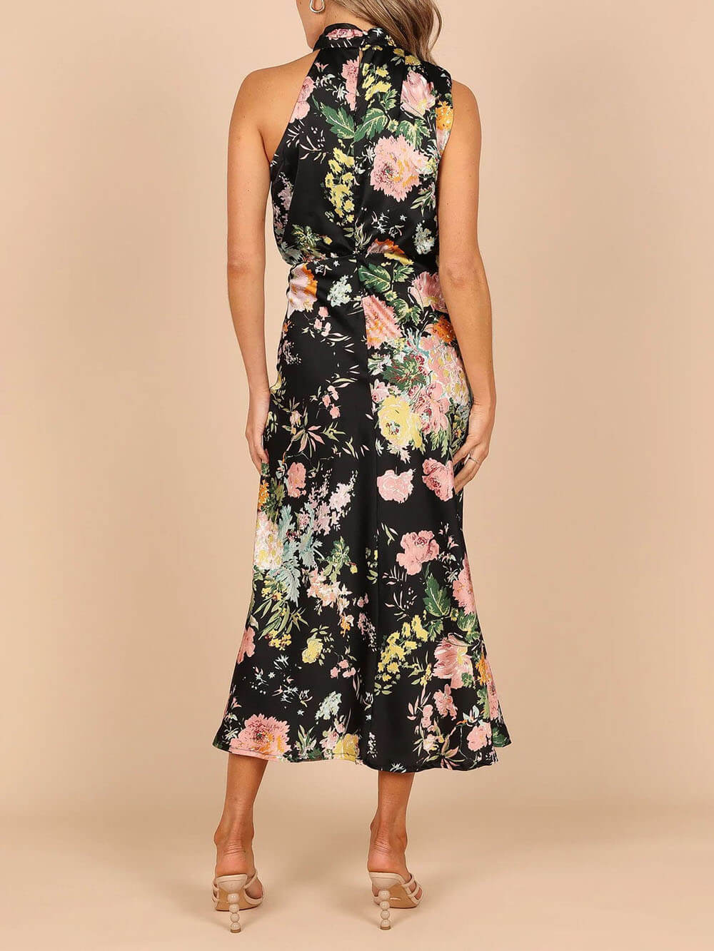 Vestido maxi floral com decote haltere e cintura elástica