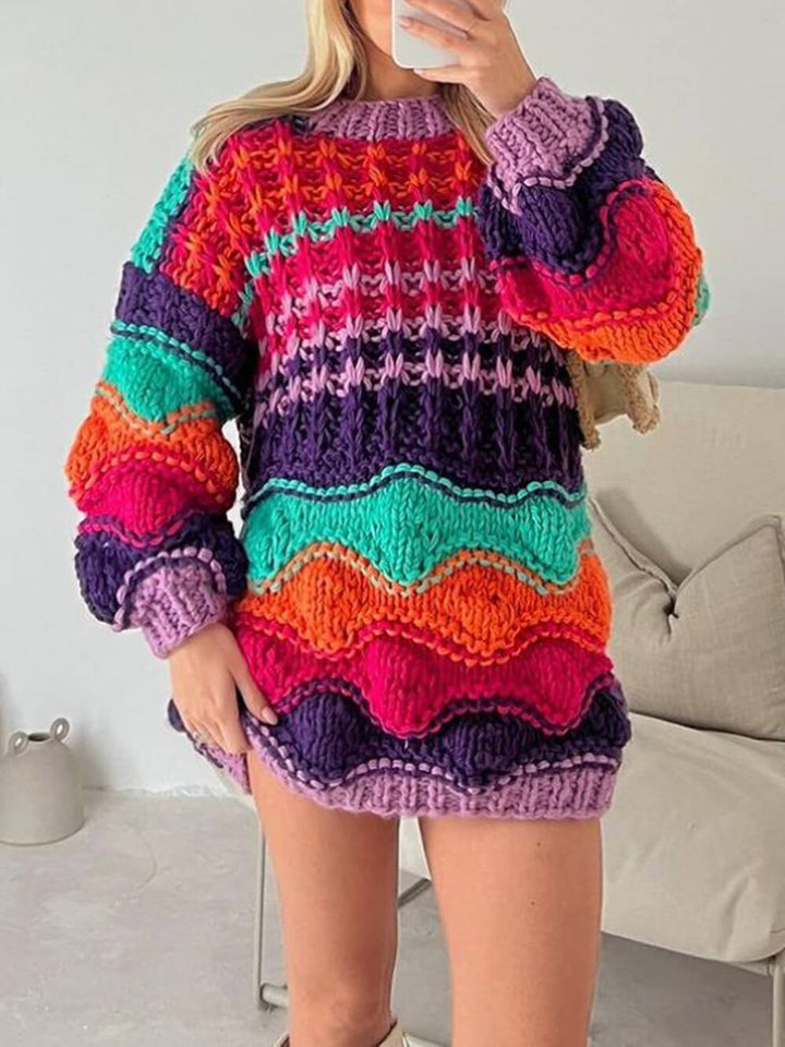 Buntes gewelltes Strickpullover-Kleid