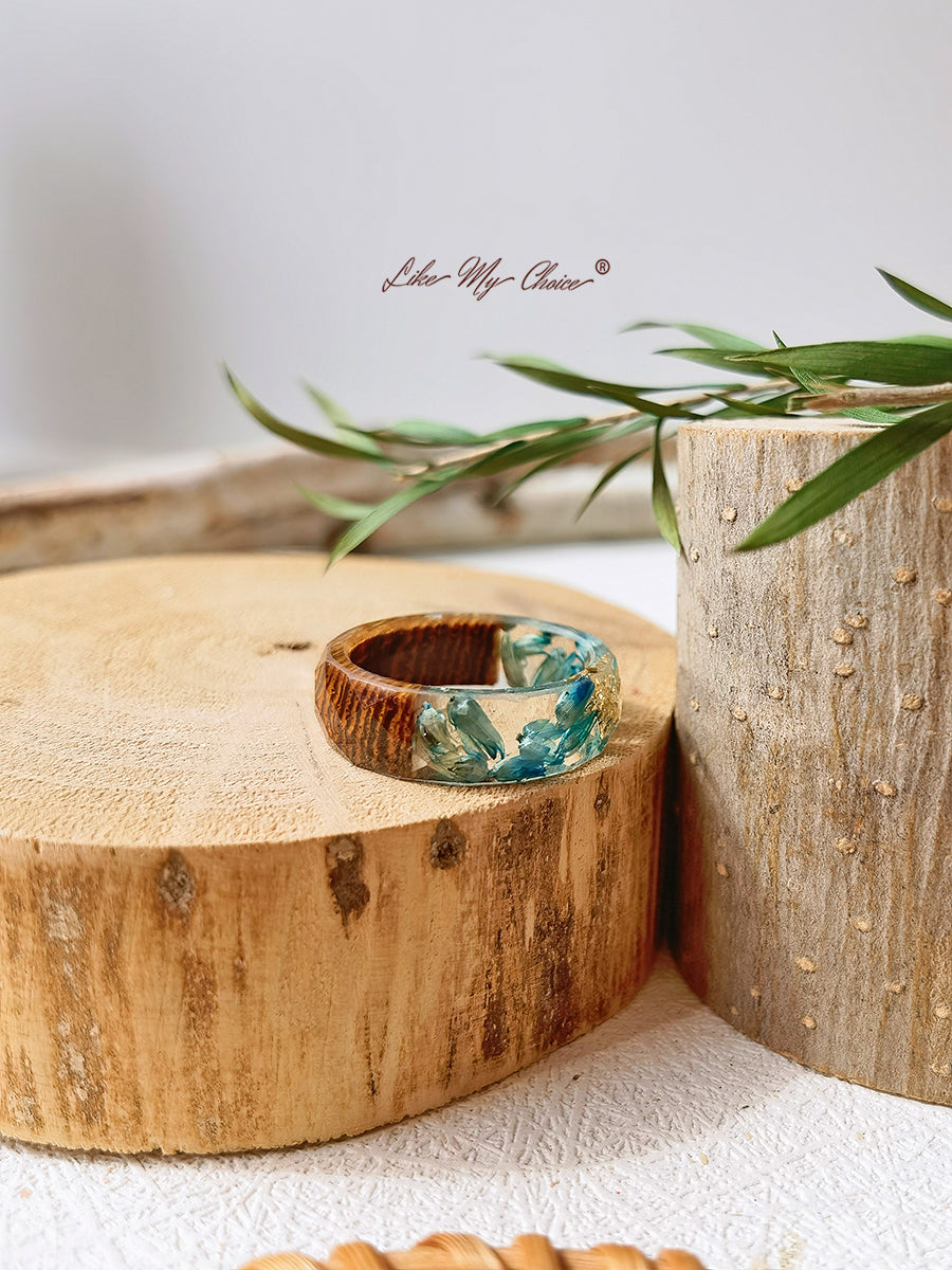 Handgefertigter Ring aus getrockneter Blume mit Intarsien aus Harz - Goldfolie blau