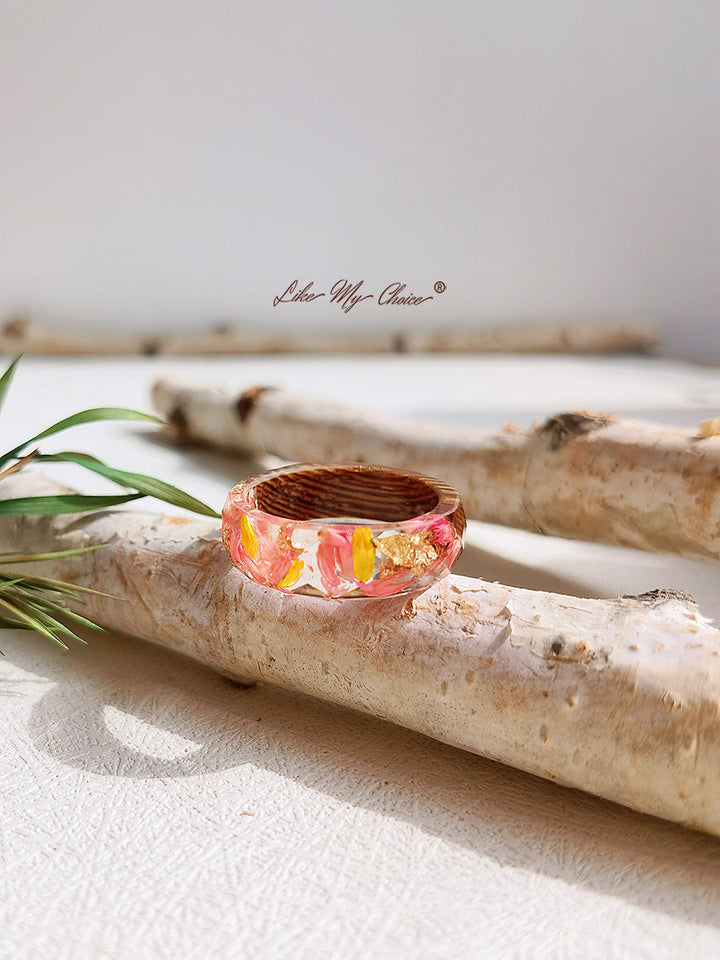 Handgefertigter Ring aus getrockneter Blume mit Intarsien aus Harz - Goldfolie rot