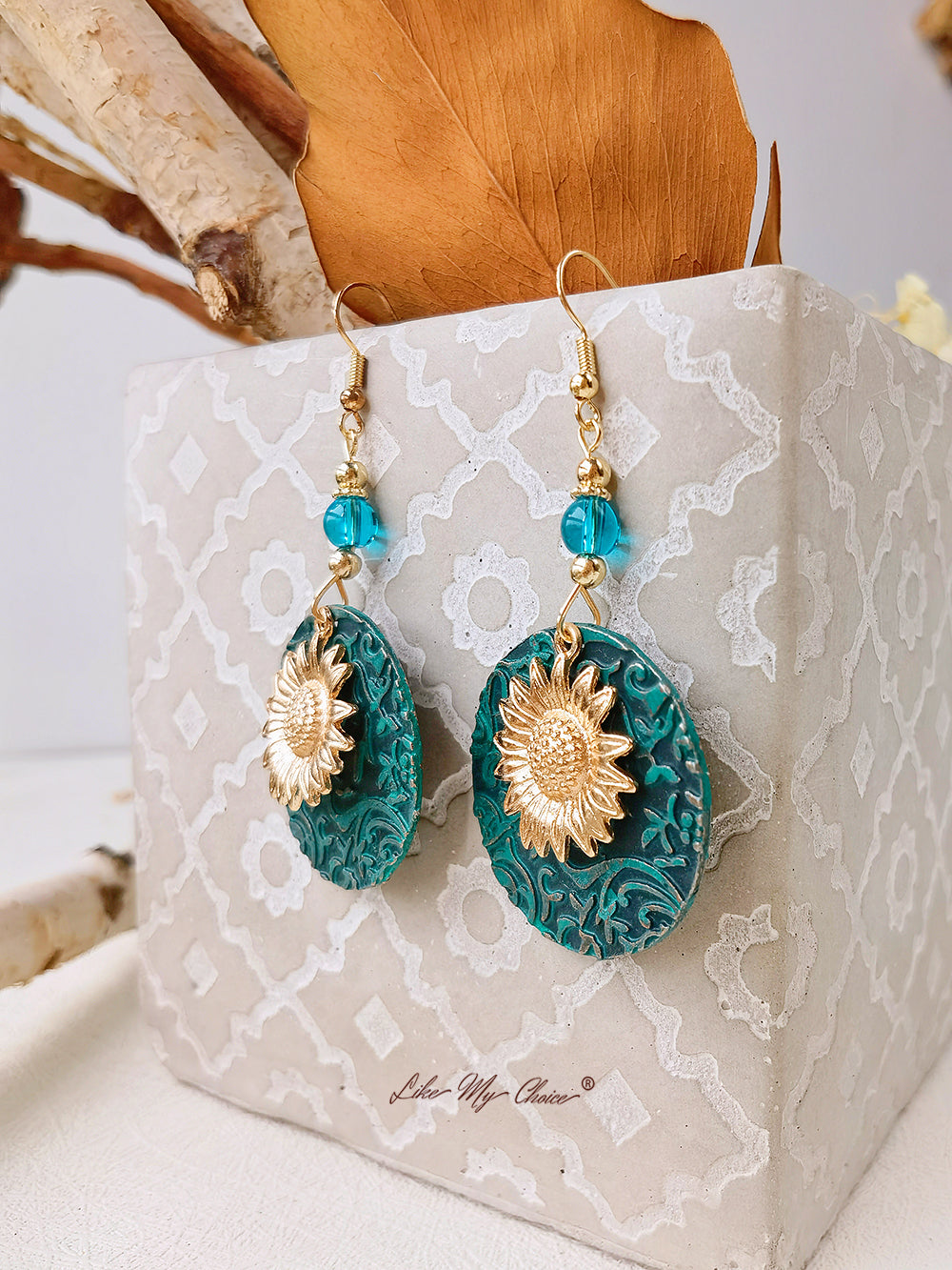 Pendientes bohemios de doble capa con girasol en relieve