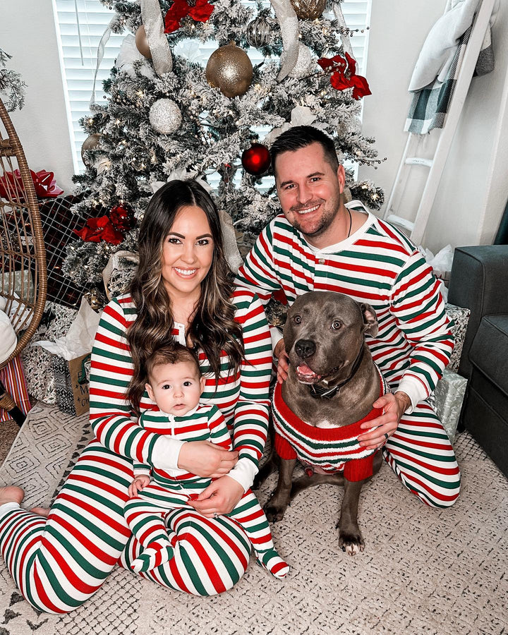 Conjunto de pijama verde às riscas vermelhas e brancas para toda a família