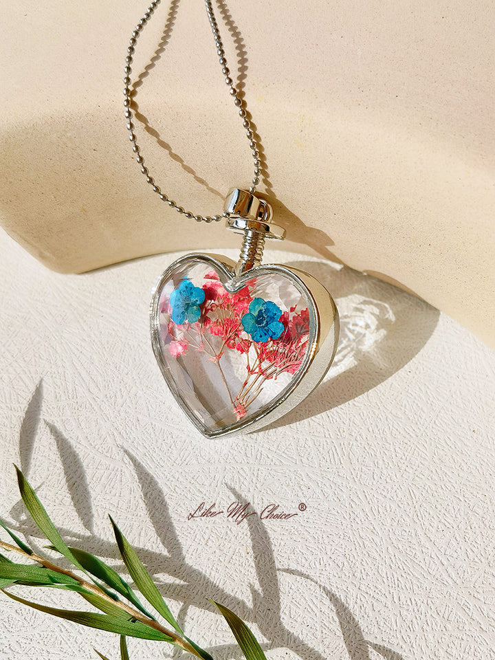 Collier plat à fleurs violettes rouges myosotis en verre de cristal en forme de coeur