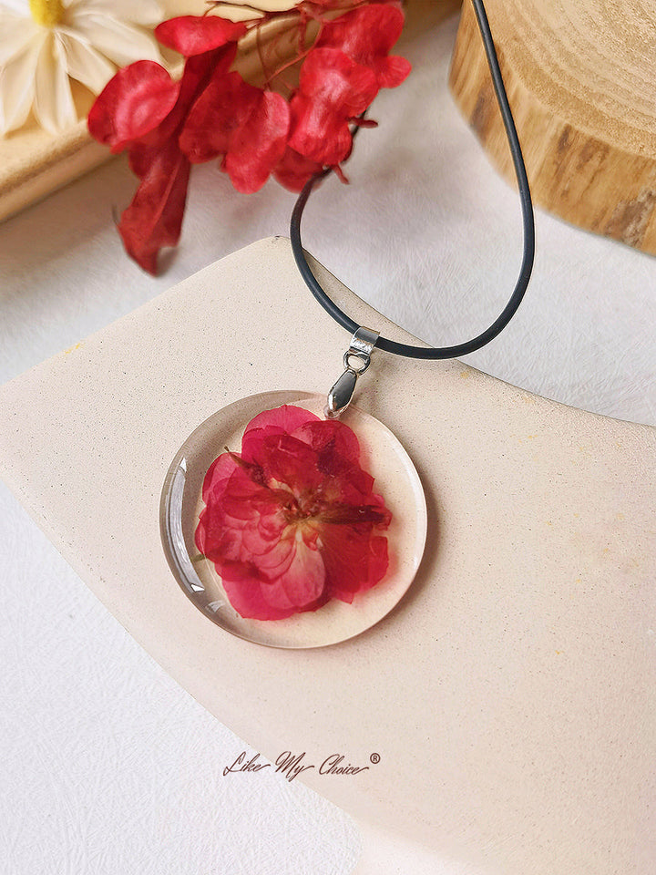 Collier pendentif pleine lune en résine avec pétales de rose