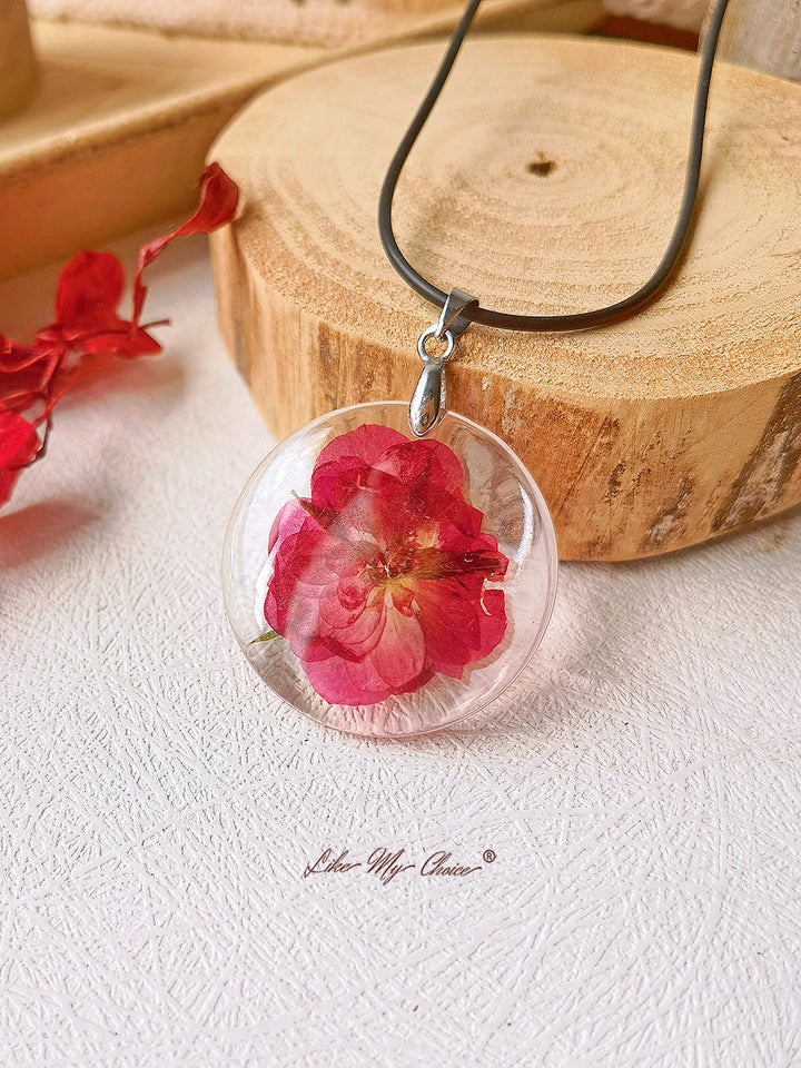 Collier pendentif pleine lune en résine avec pétales de rose