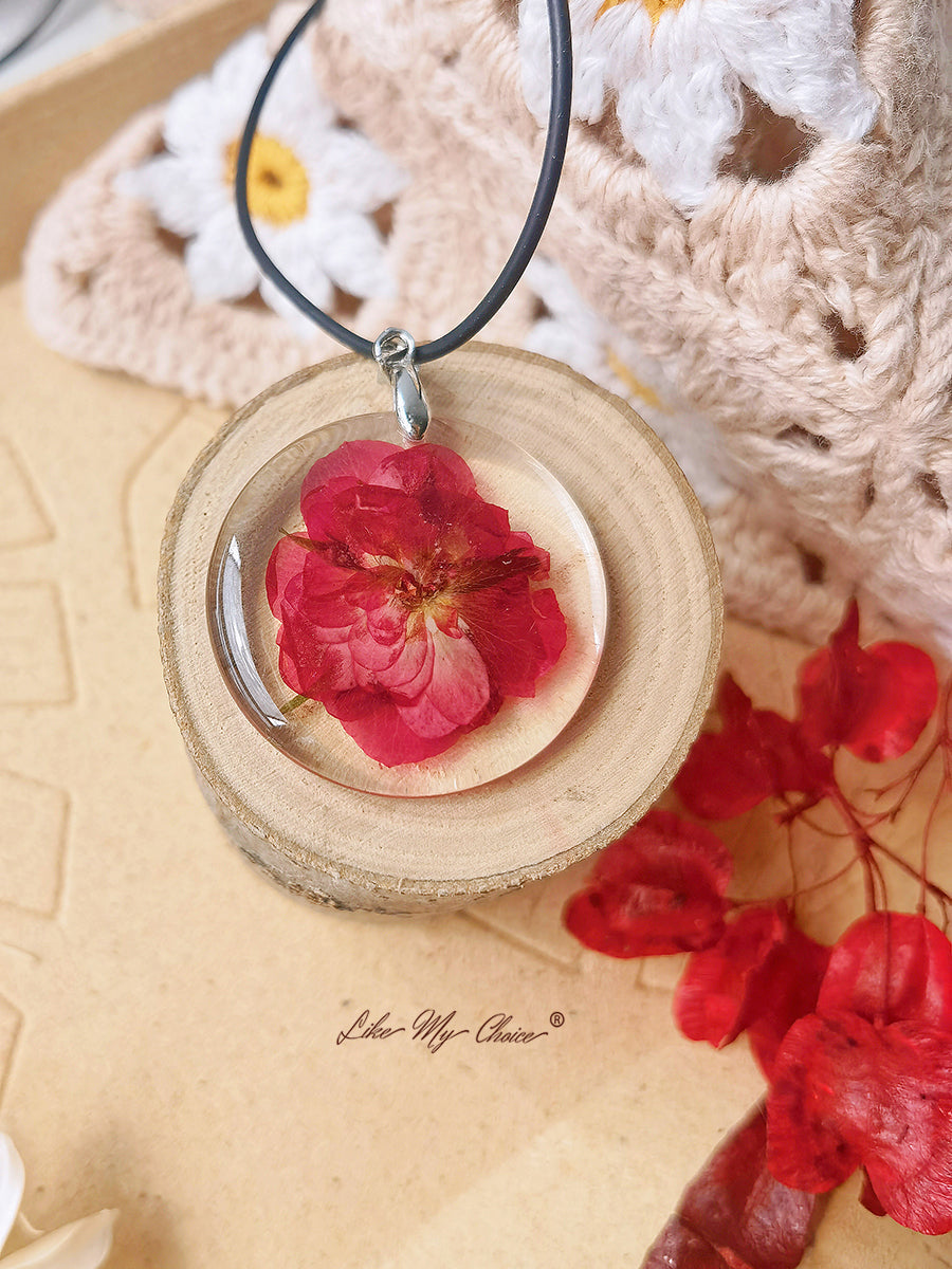 Collier pendentif pleine lune en résine avec pétales de rose