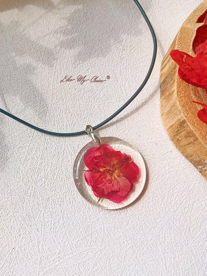 Collier pendentif pleine lune en résine avec pétales de rose