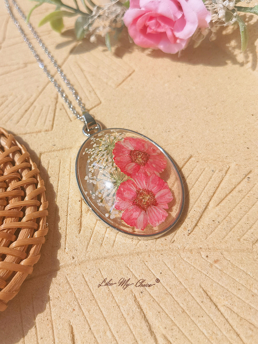 Collana con ciondolo in resina e fiori secchi Gesanghua