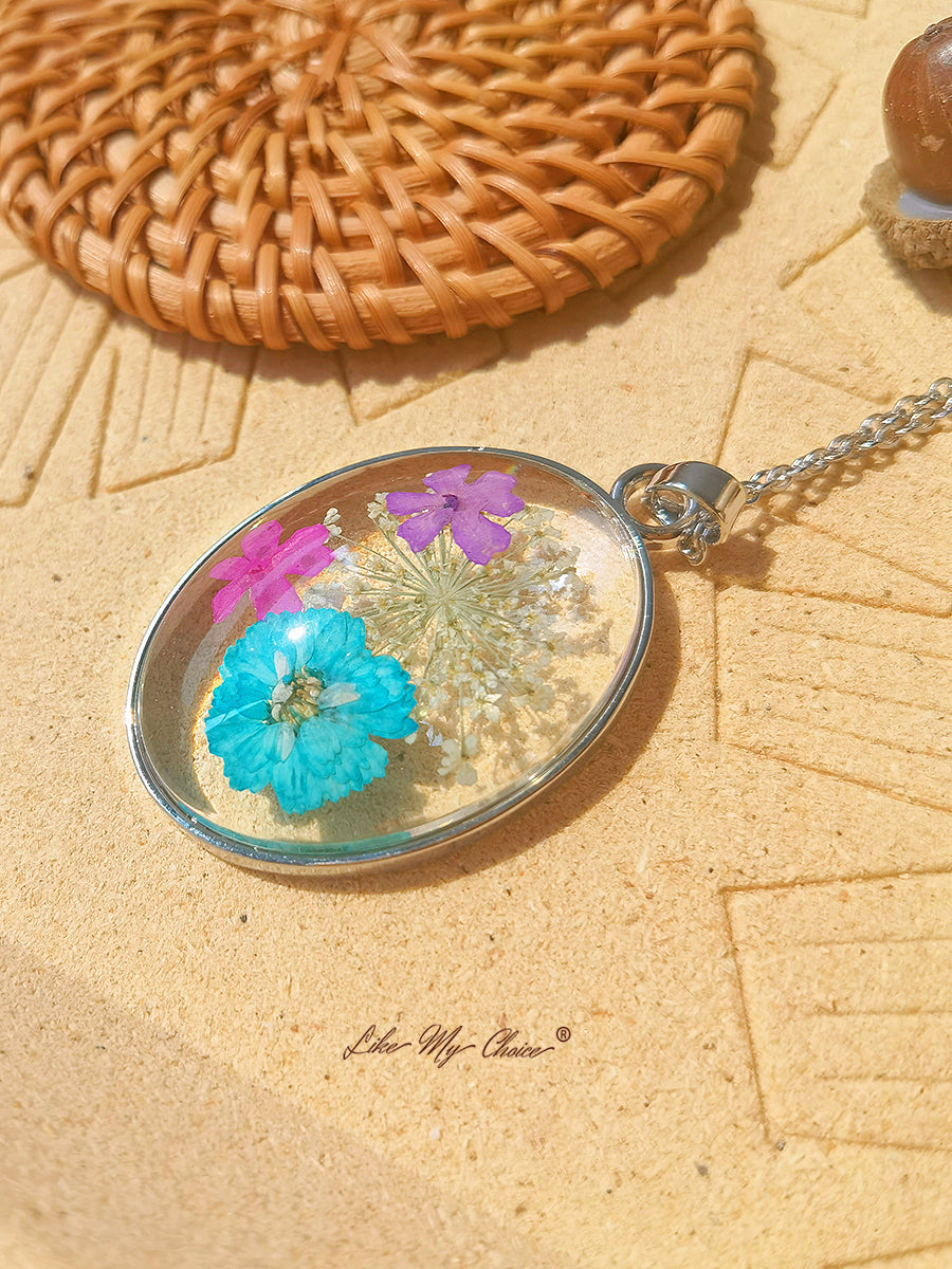 Collana con ciondolo in resina con fiore di larkspur blu Galsang