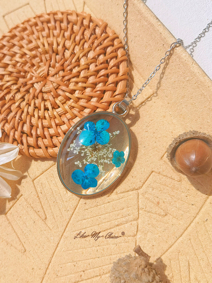 Collana con ciondolo in resina con fiori secchi di ortensia blu