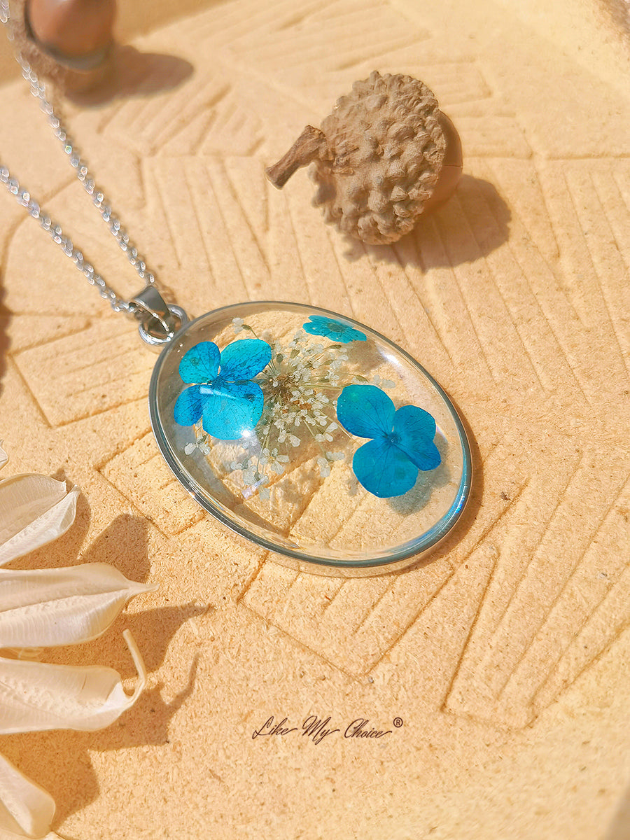 Collana con ciondolo in resina con fiori secchi di ortensia blu