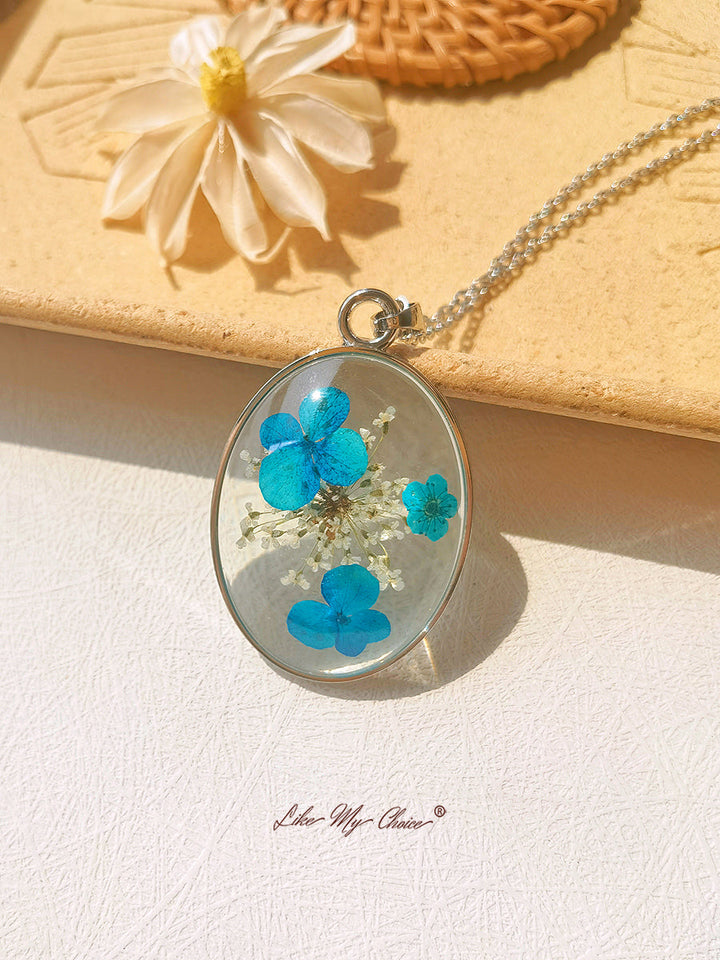 Collana con ciondolo in resina con fiori secchi di ortensia blu