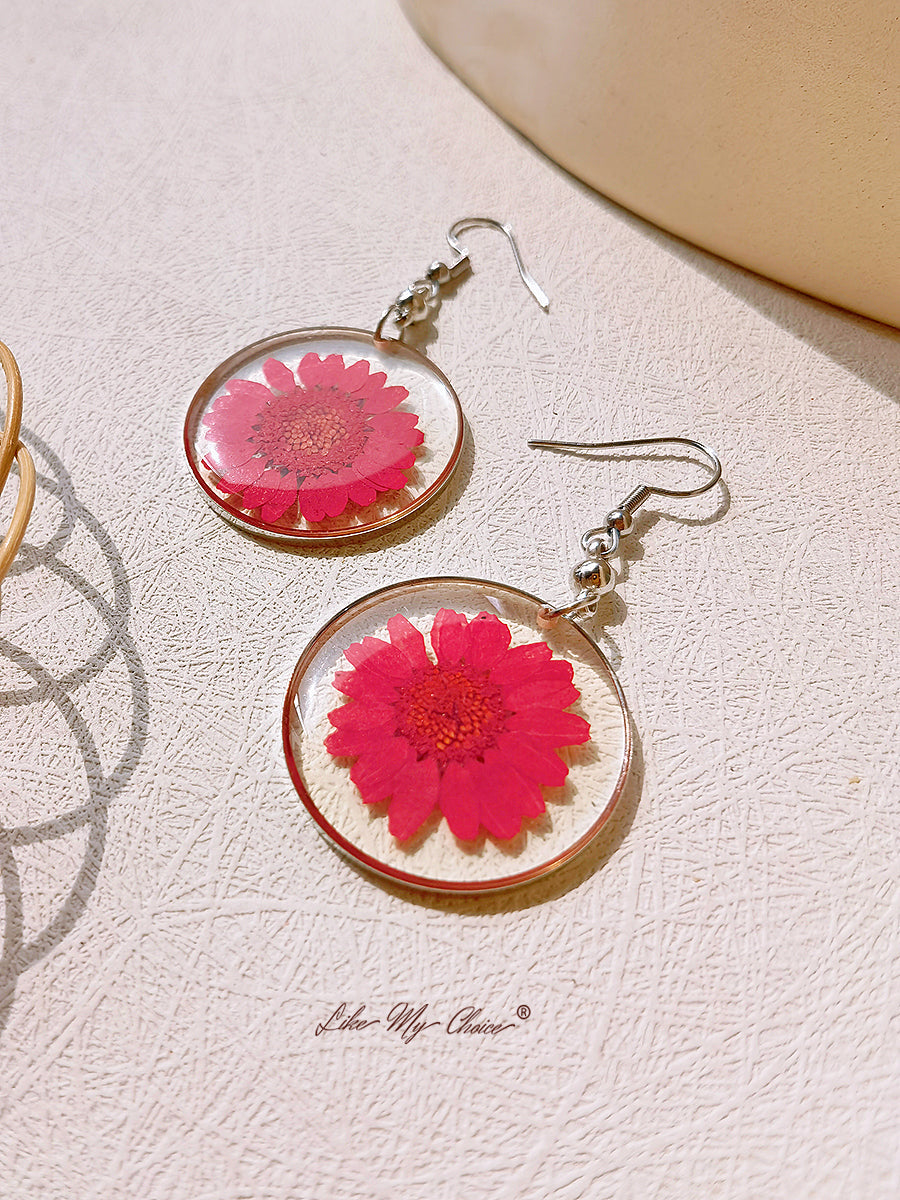 Resin Pendant Earring With Eternal Daisy Dried Flowers