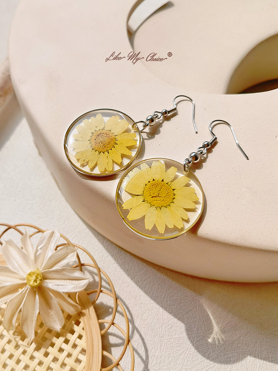 Anting Liontin Resin Dengan Bunga Kering Daisy Abadi