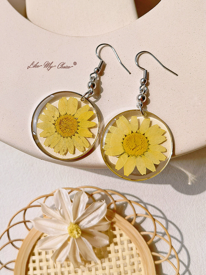 Anting Liontin Resin Dengan Bunga Kering Daisy Abadi