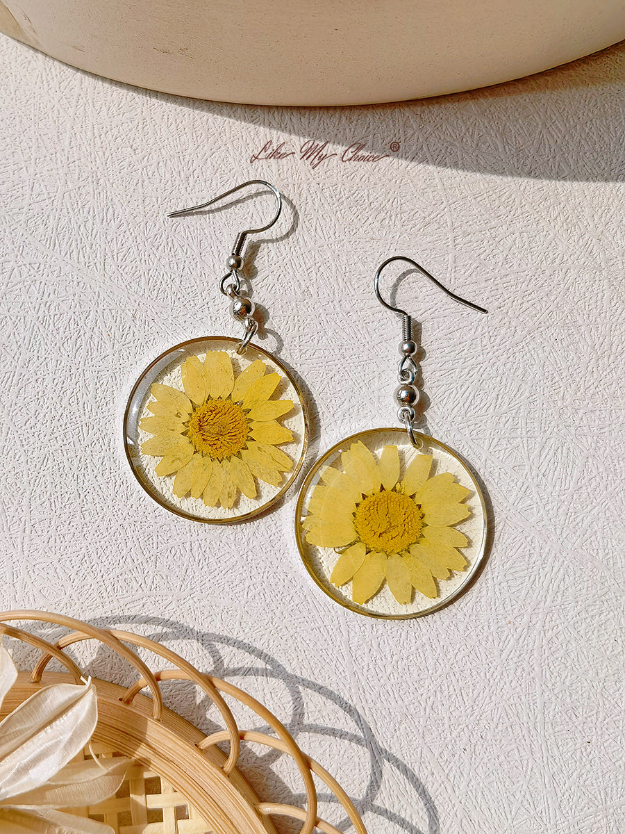 Anting Liontin Resin Dengan Bunga Kering Daisy Abadi