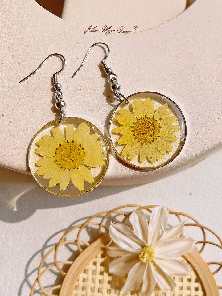 Resin Pendant Earring With Eternal Daisy Dried Flowers