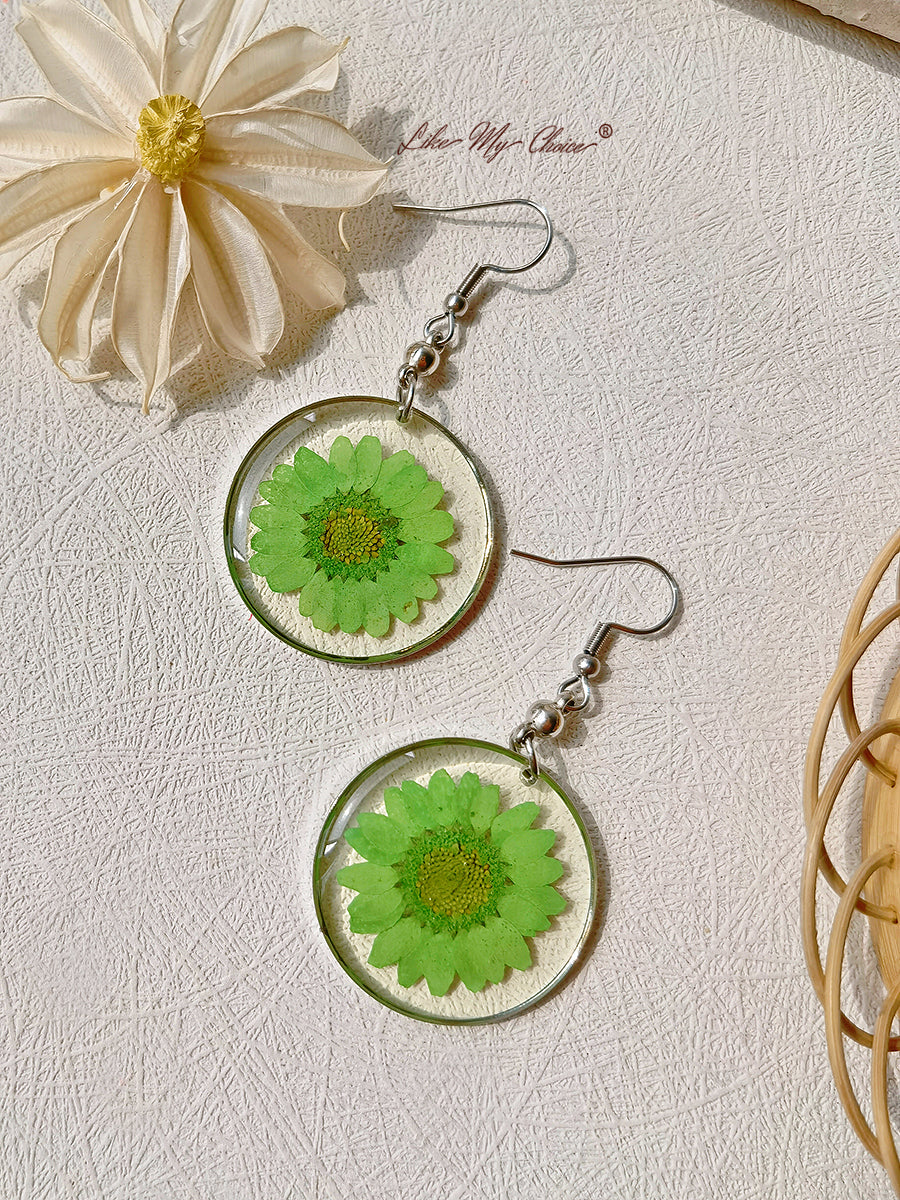 Resin Pendant Earring With Eternal Daisy Dried Flowers