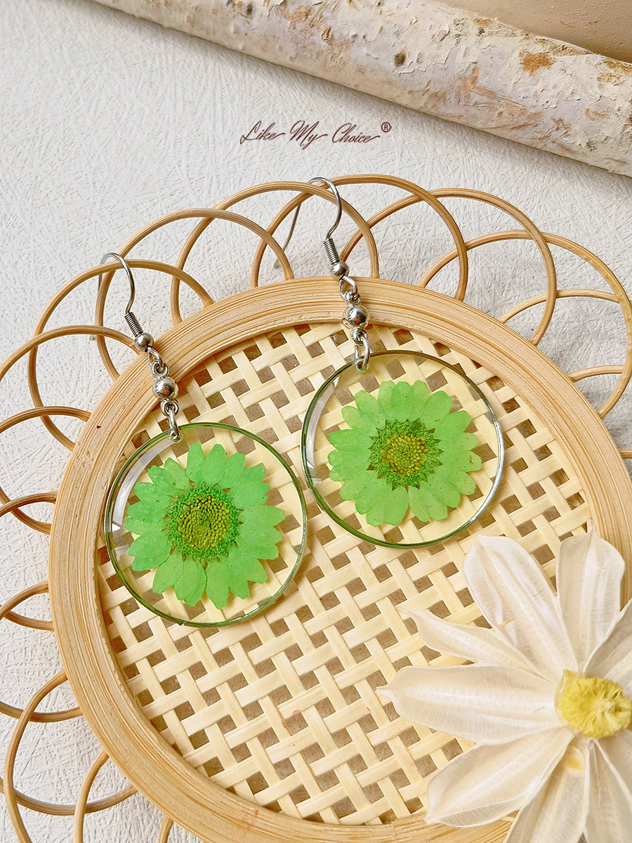 Resin Pendant Earring With Eternal Daisy Dried Flowers