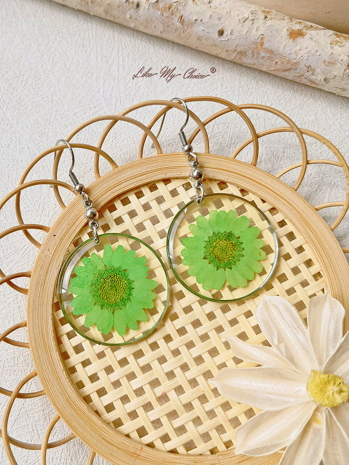 Anting Liontin Resin Dengan Bunga Kering Daisy Abadi