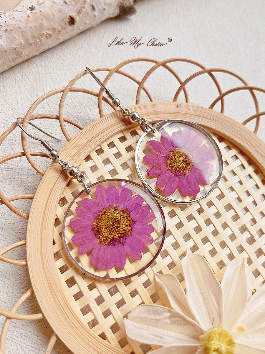 Anting Liontin Resin Dengan Bunga Kering Daisy Abadi