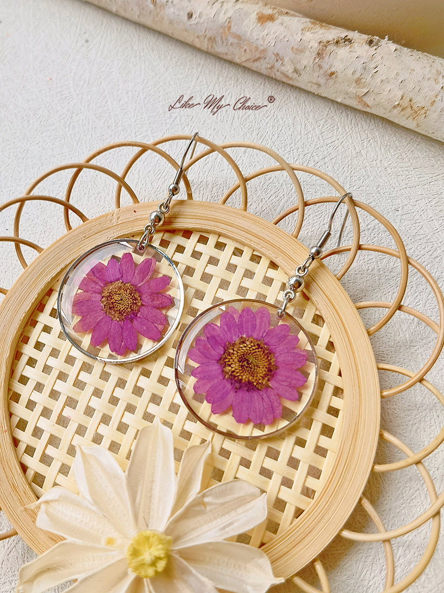 Anting Liontin Resin Dengan Bunga Kering Daisy Abadi