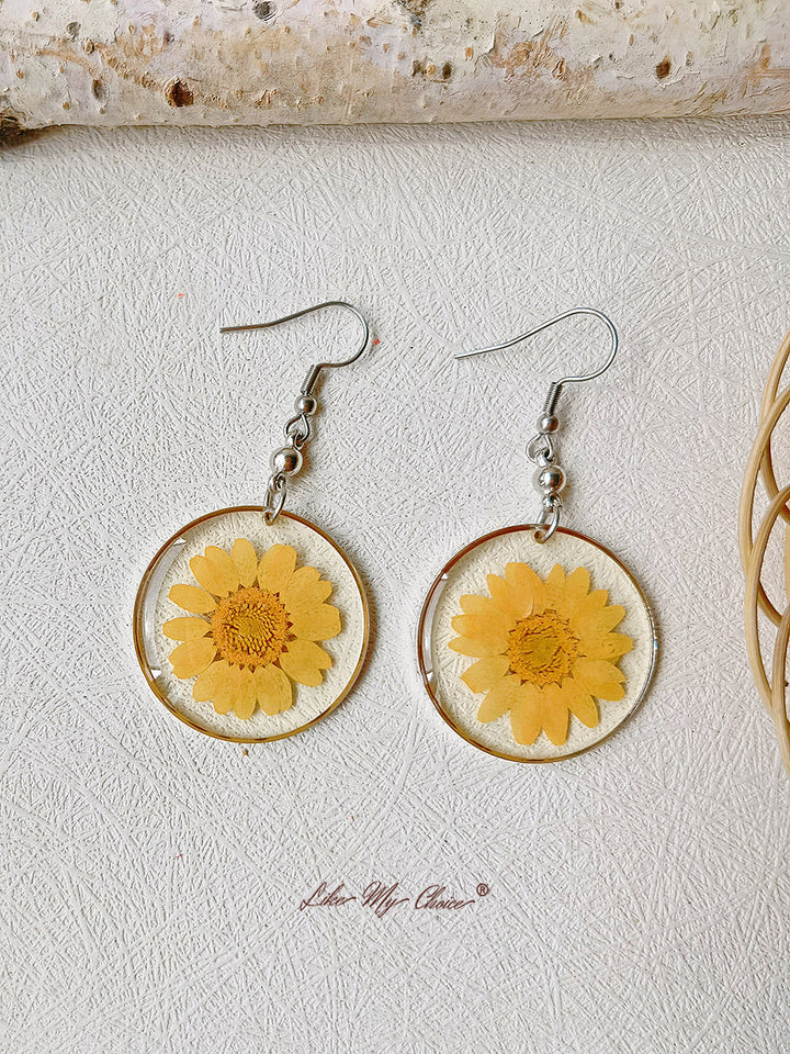 Resin Pendant Earring With Eternal Daisy Dried Flowers