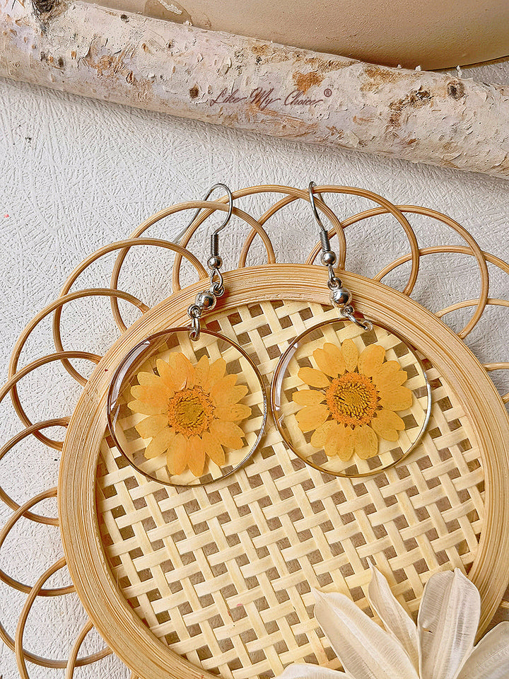 Anting Liontin Resin Dengan Bunga Kering Daisy Abadi