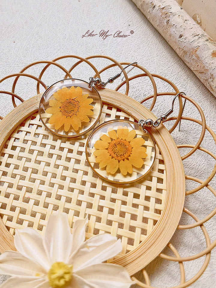 Anting Liontin Resin Dengan Bunga Kering Daisy Abadi