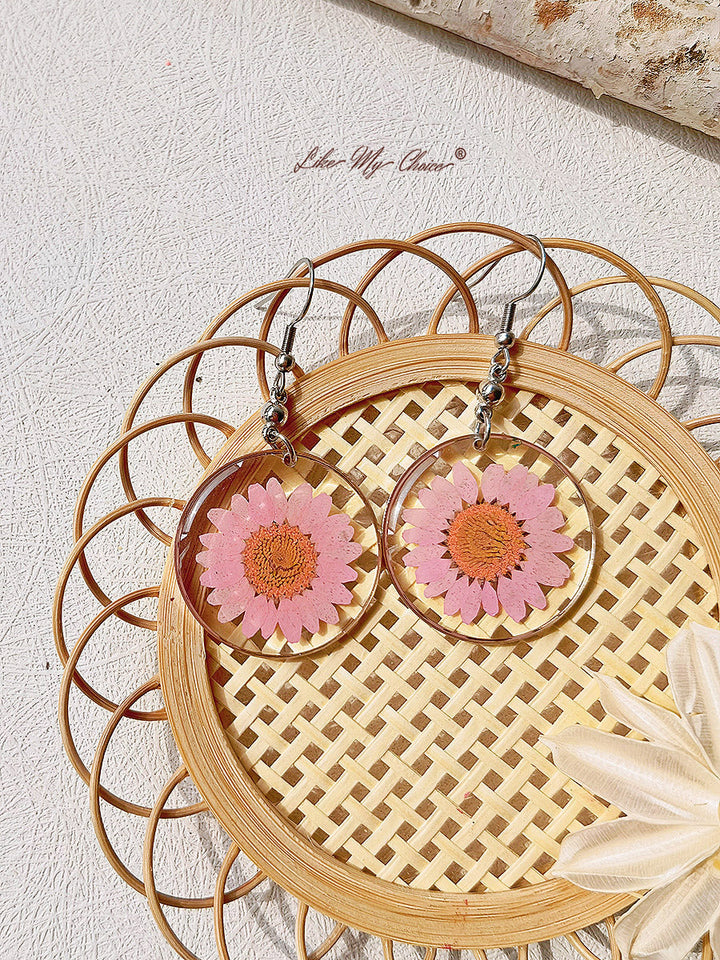 Anting Liontin Resin Dengan Bunga Kering Daisy Abadi