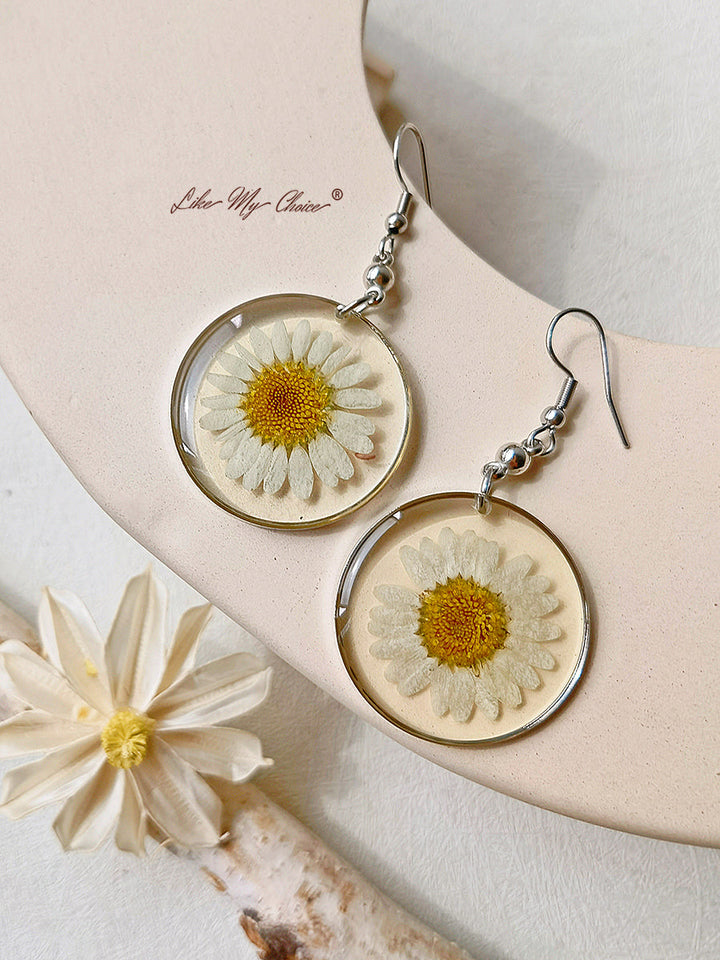 Anting Liontin Resin Dengan Bunga Kering Daisy Abadi