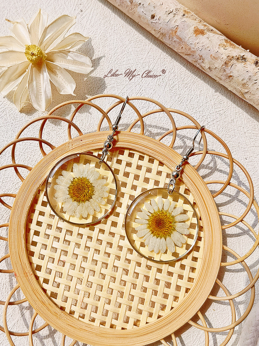 Anting Liontin Resin Dengan Bunga Kering Daisy Abadi